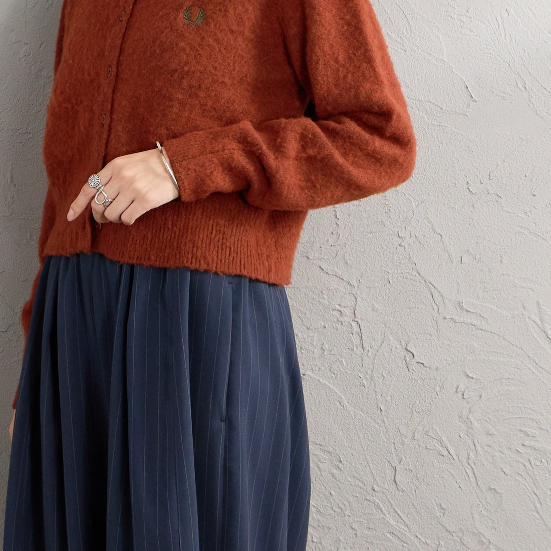 FRED PERRY [フレッドペリー] 別注 ワンポイントロゴ刺繍 クロップド丈シャギーニットカーディガン [FPW-26A-008-JF] BRANDY &&モデル身長：162cm 着用サイズ：10&&