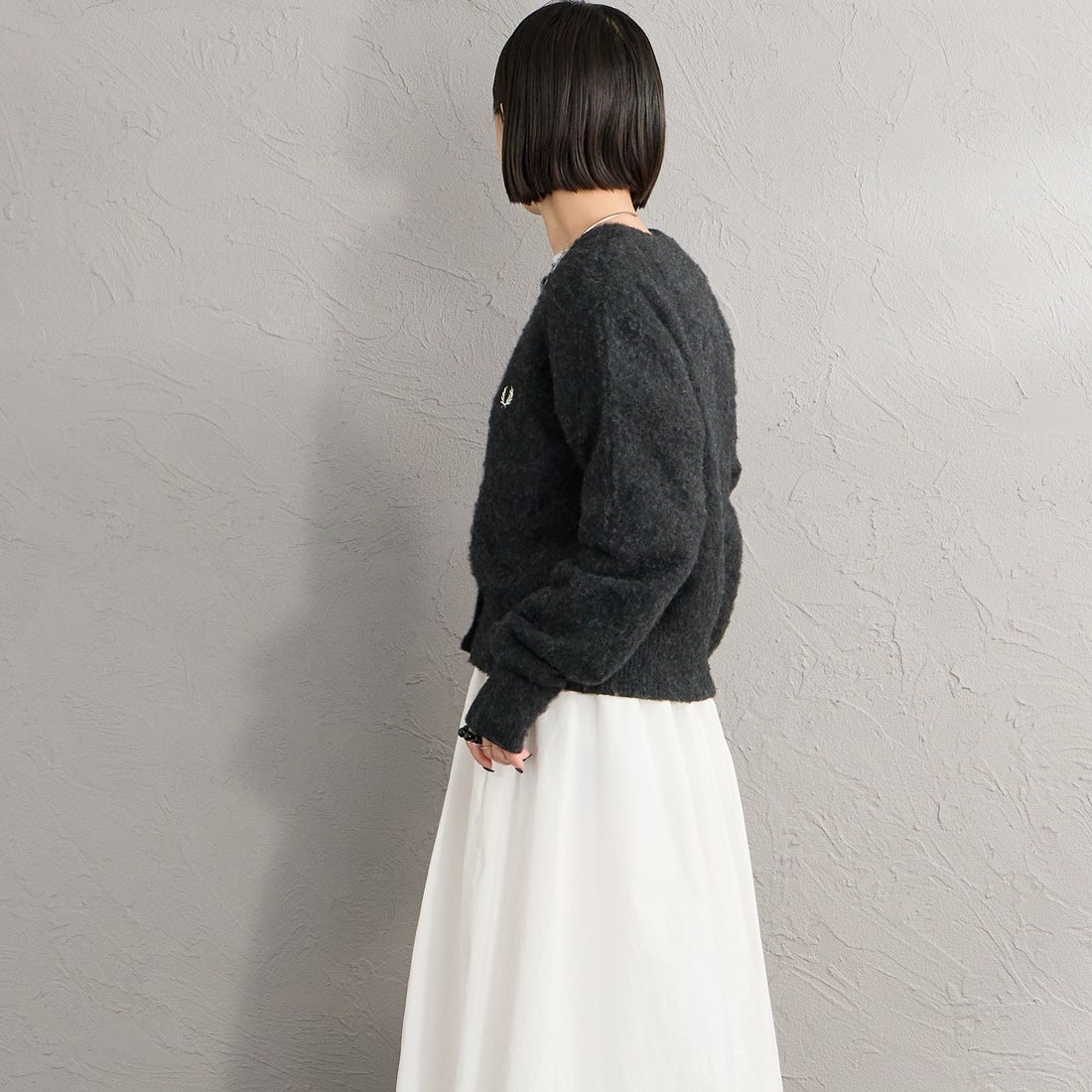 FRED PERRY [フレッドペリー] 別注 ワンポイントロゴ刺繍 クロップド丈シャギーニットカーディガン [FPW-26A-008-JF] CHARCOAL &&モデル身長：150cm 着用サイズ：10&&