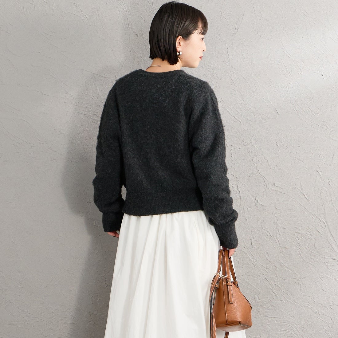 FRED PERRY [フレッドペリー] 別注 ワンポイントロゴ刺繍 クロップド丈シャギーニットカーディガン [FPW-26A-008-JF] CHARCOAL &&モデル身長：150cm 着用サイズ：10&&
