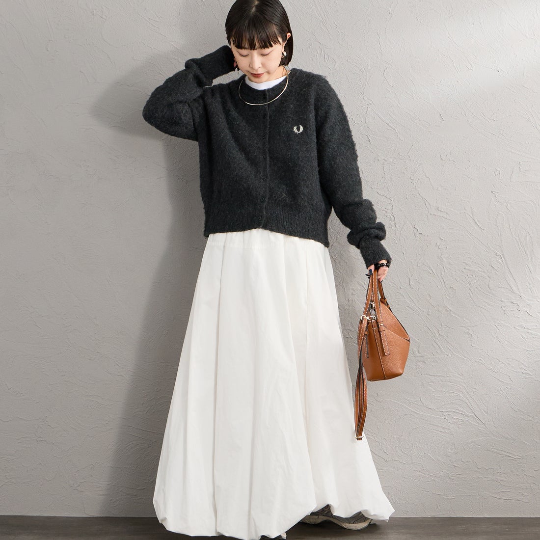 FRED PERRY [フレッドペリー] 別注 ワンポイントロゴ刺繍 クロップド丈シャギーニットカーディガン [FPW-26A-008-JF] CHARCOAL &&モデル身長：150cm 着用サイズ：10&&