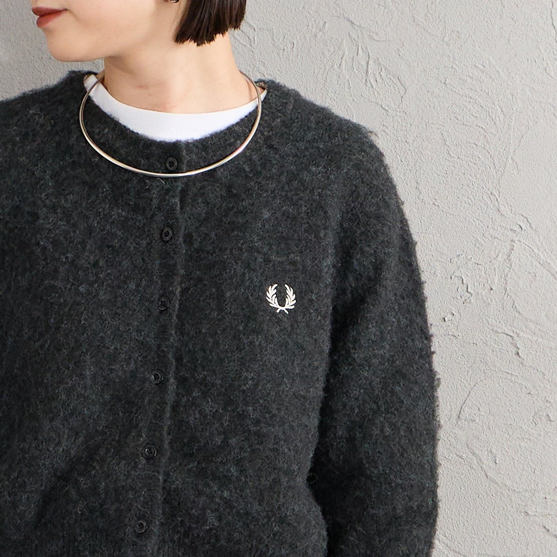 FRED PERRY [フレッドペリー] 別注 ワンポイントロゴ刺繍 クロップド丈シャギーニットカーディガン [FPW-26A-008-JF] CHARCOAL &&モデル身長：150cm 着用サイズ：10&&