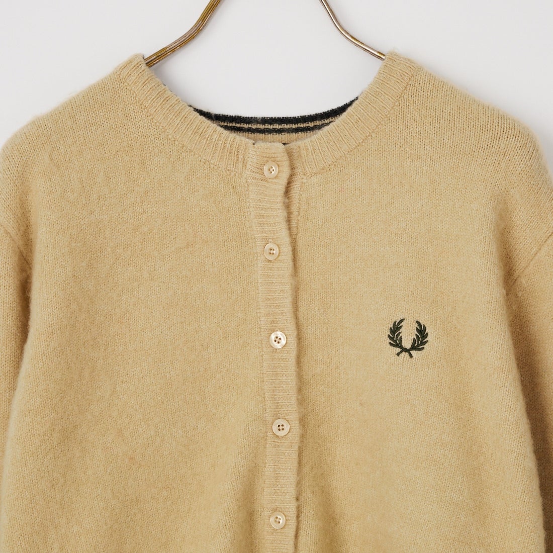 FRED PERRY [フレッドペリー] 別注 ワンポイントロゴ刺繍 クロップド丈シャギーニットカーディガン [FPW-26A-008-JF] OATMEAL