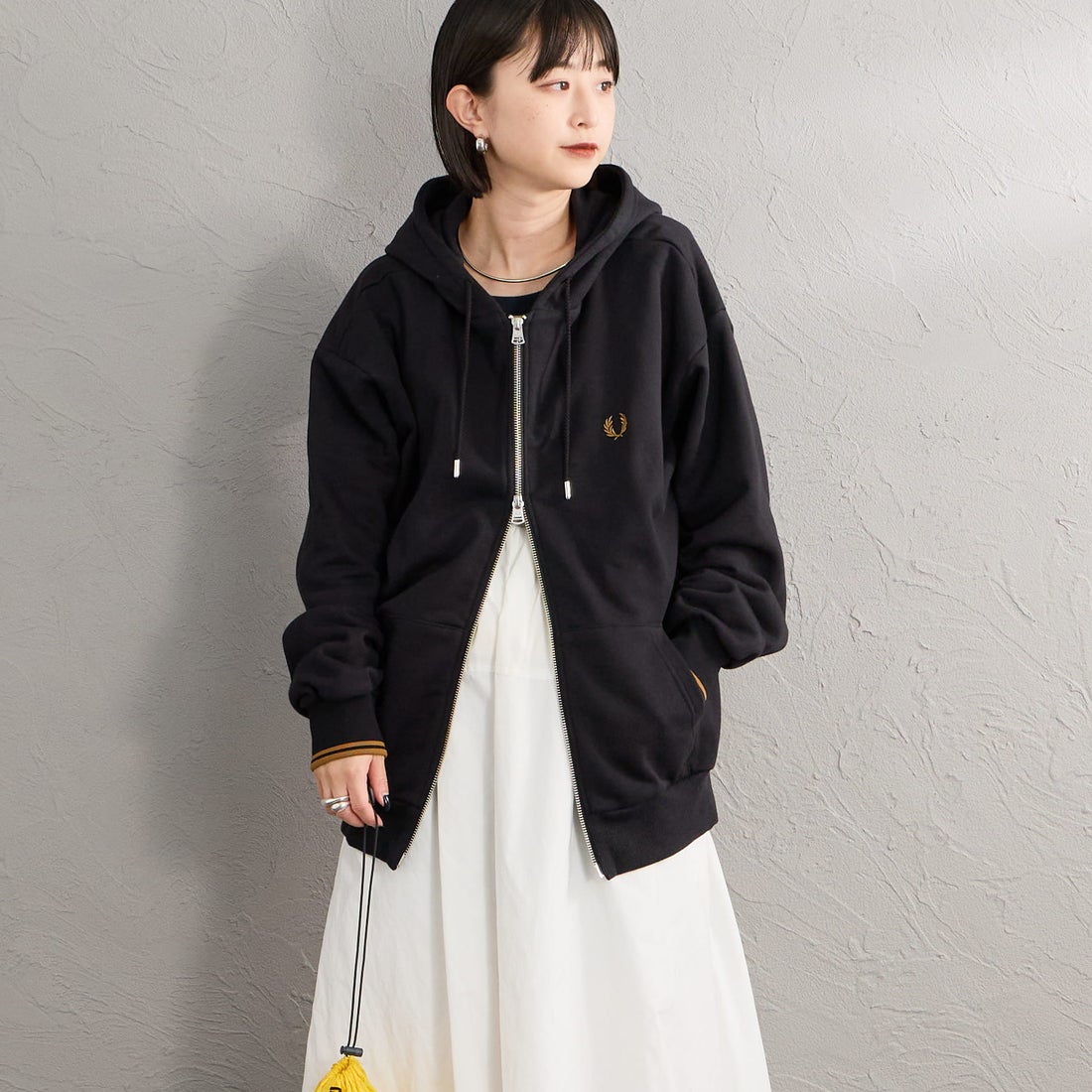 FRED PERRY [フレッドペリー] 別注 フードロゴ刺繍スウェットジップパーカー [FPM-26A-011JF] BLACK/DARK &&モデル身長：150cm 着用サイズ：S&&