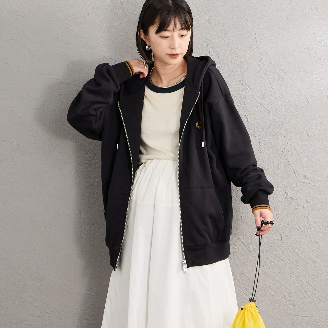 FRED PERRY [フレッドペリー] 別注 フードロゴ刺繍スウェットジップパーカー [FPM-26A-011JF] BLACK/DARK &&モデル身長：150cm 着用サイズ：S&&