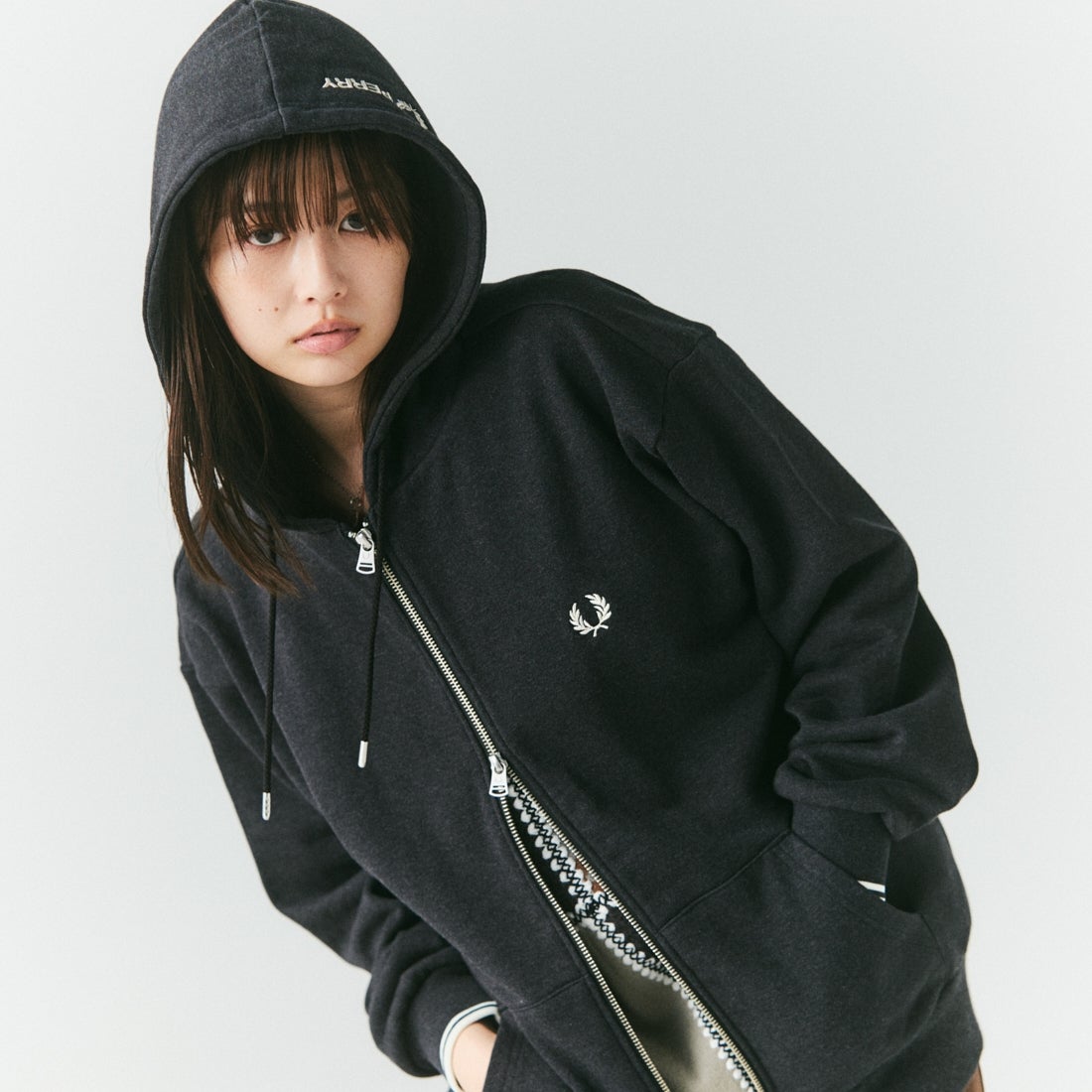 FRED PERRY [フレッドペリー] 別注 フードロゴ刺繍スウェットジップパーカー [FPM-26A-011JF] CHARCOAL M