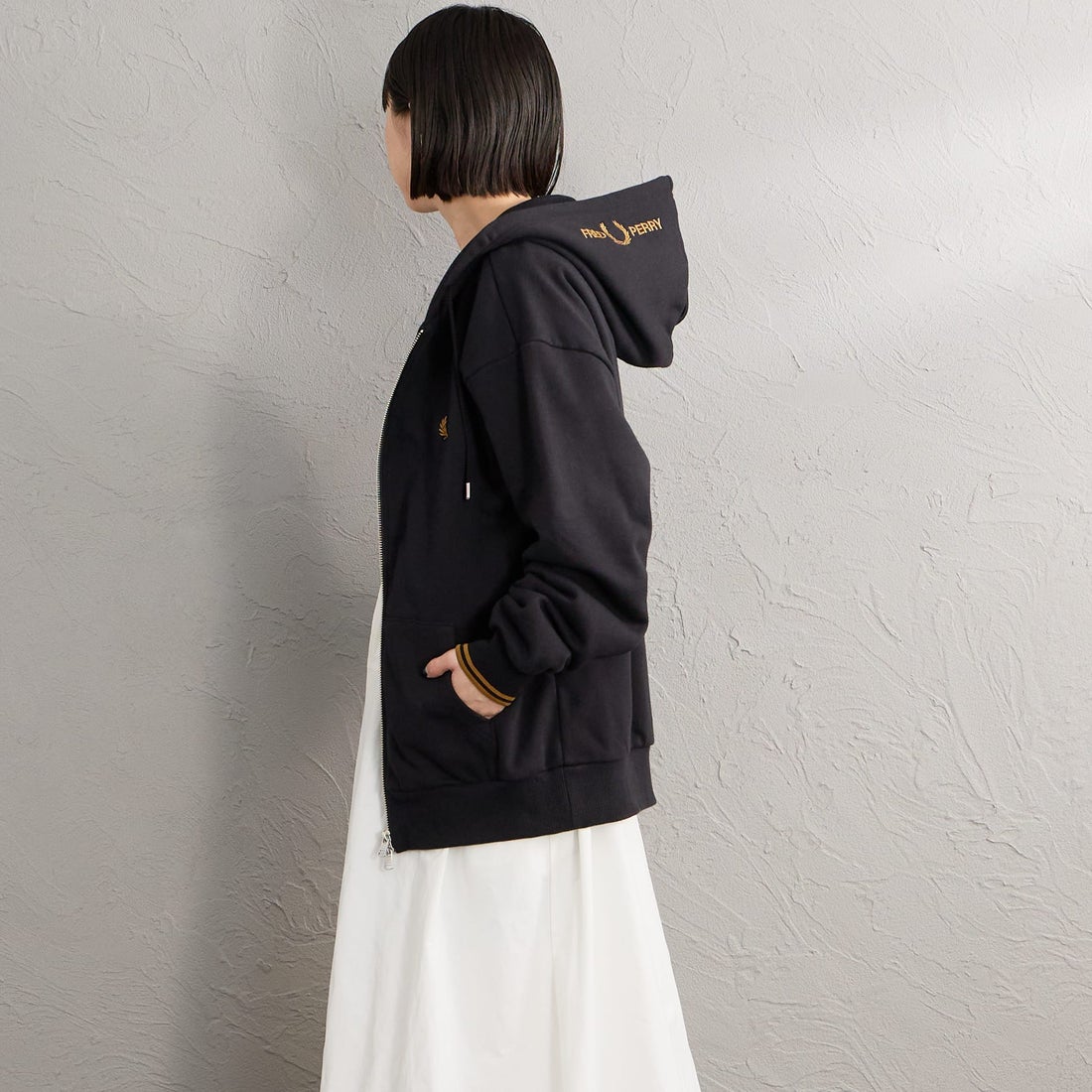 FRED PERRY [フレッドペリー] 別注 フードロゴ刺繍スウェットジップパーカー [FPM-26A-011JF] BLACK/DARK &&モデル身長：150cm 着用サイズ：S&&