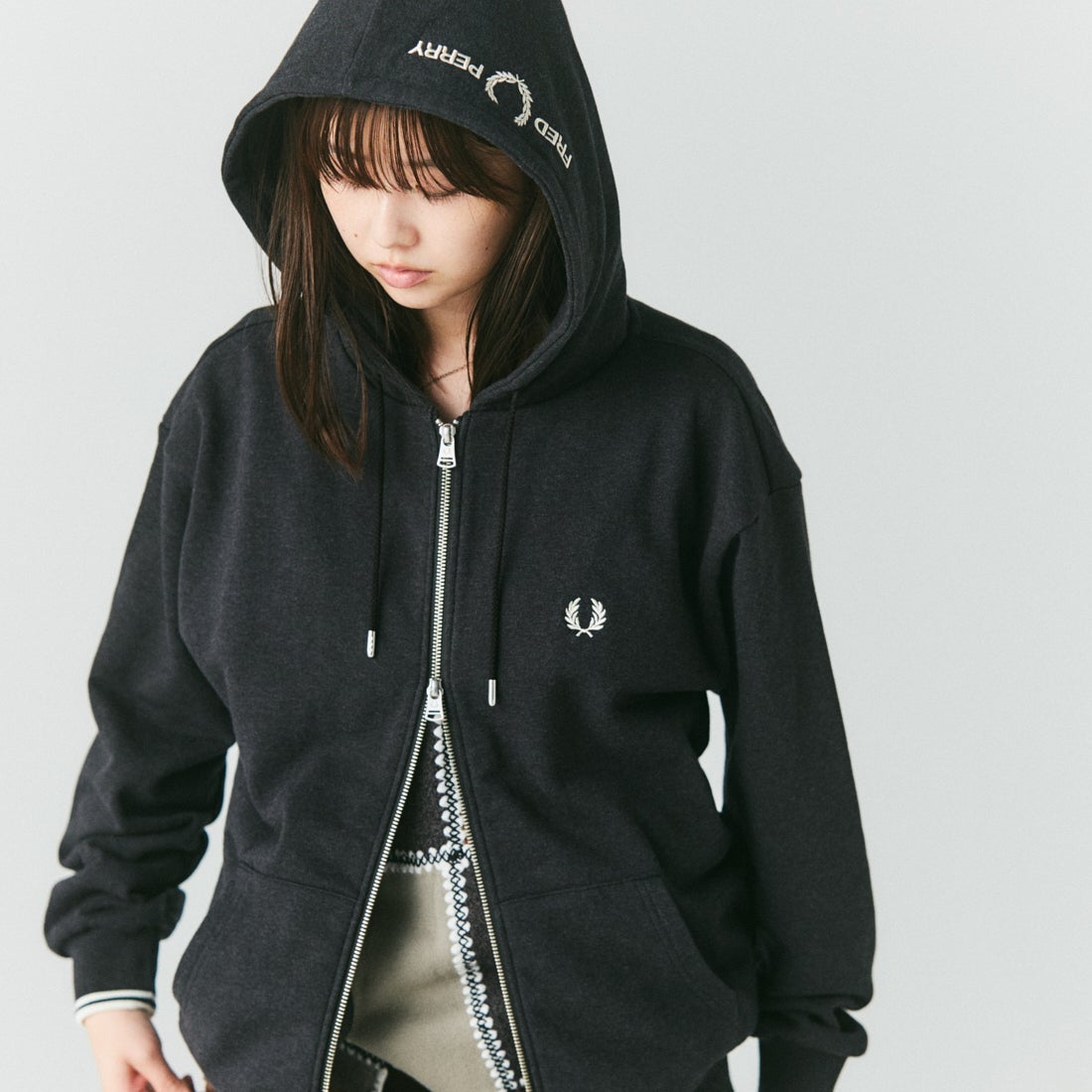 FRED PERRY [フレッドペリー] 別注 フードロゴ刺繍スウェットジップパーカー [FPM-26A-011JF] CHARCOAL M