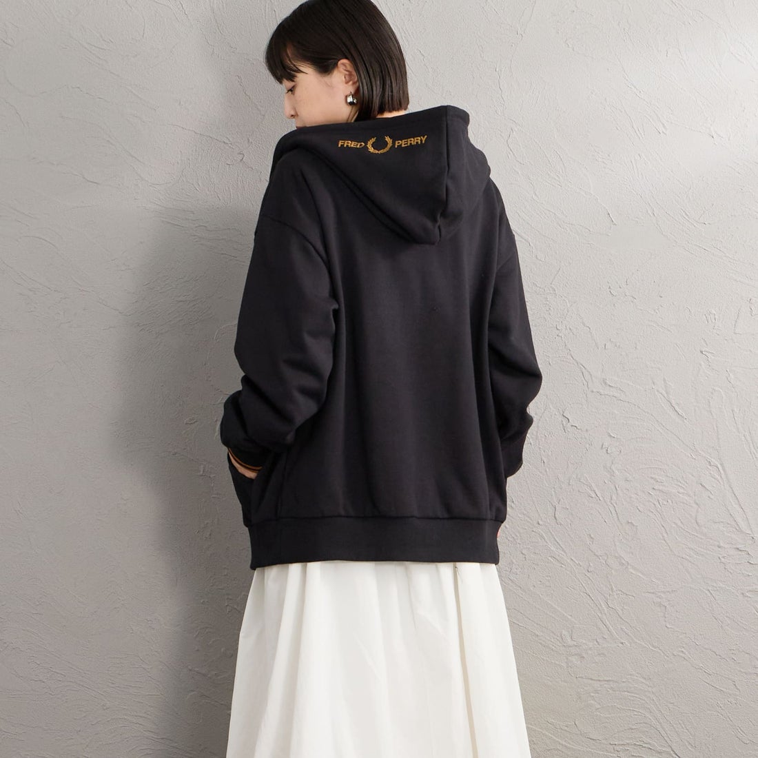 FRED PERRY [フレッドペリー] 別注 フードロゴ刺繍スウェットジップパーカー [FPM-26A-011JF] BLACK/DARK &&モデル身長：150cm 着用サイズ：S&&