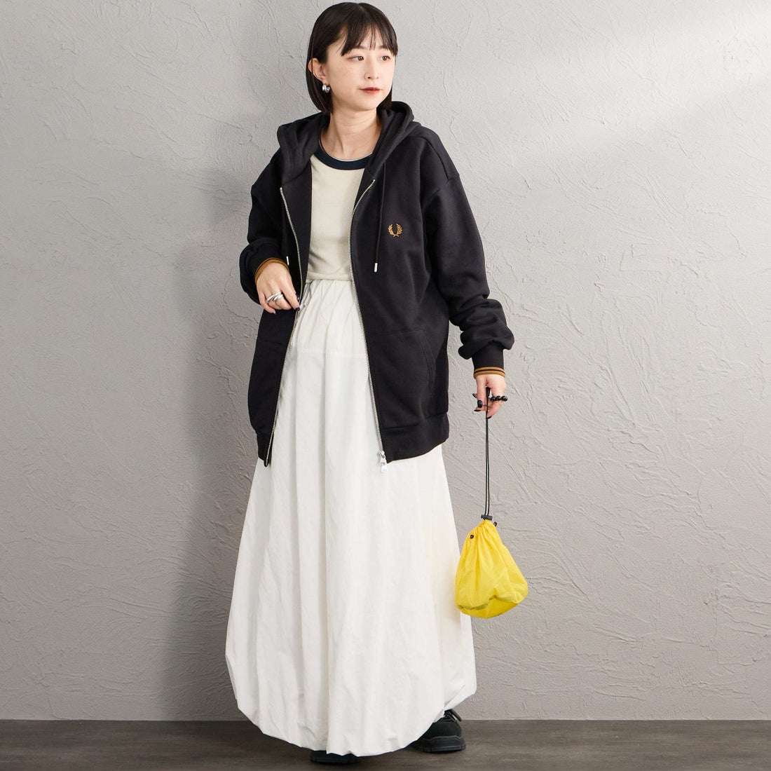 FRED PERRY [フレッドペリー] 別注 フードロゴ刺繍スウェットジップパーカー [FPM-26A-011JF] BLACK/DARK &&モデル身長：150cm 着用サイズ：S&&