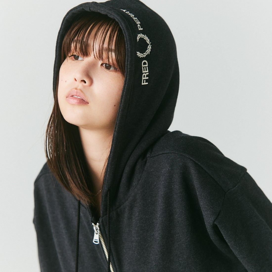 FRED PERRY [フレッドペリー] 別注 フードロゴ刺繍スウェットジップパーカー [FPM-26A-011JF] CHARCOAL M