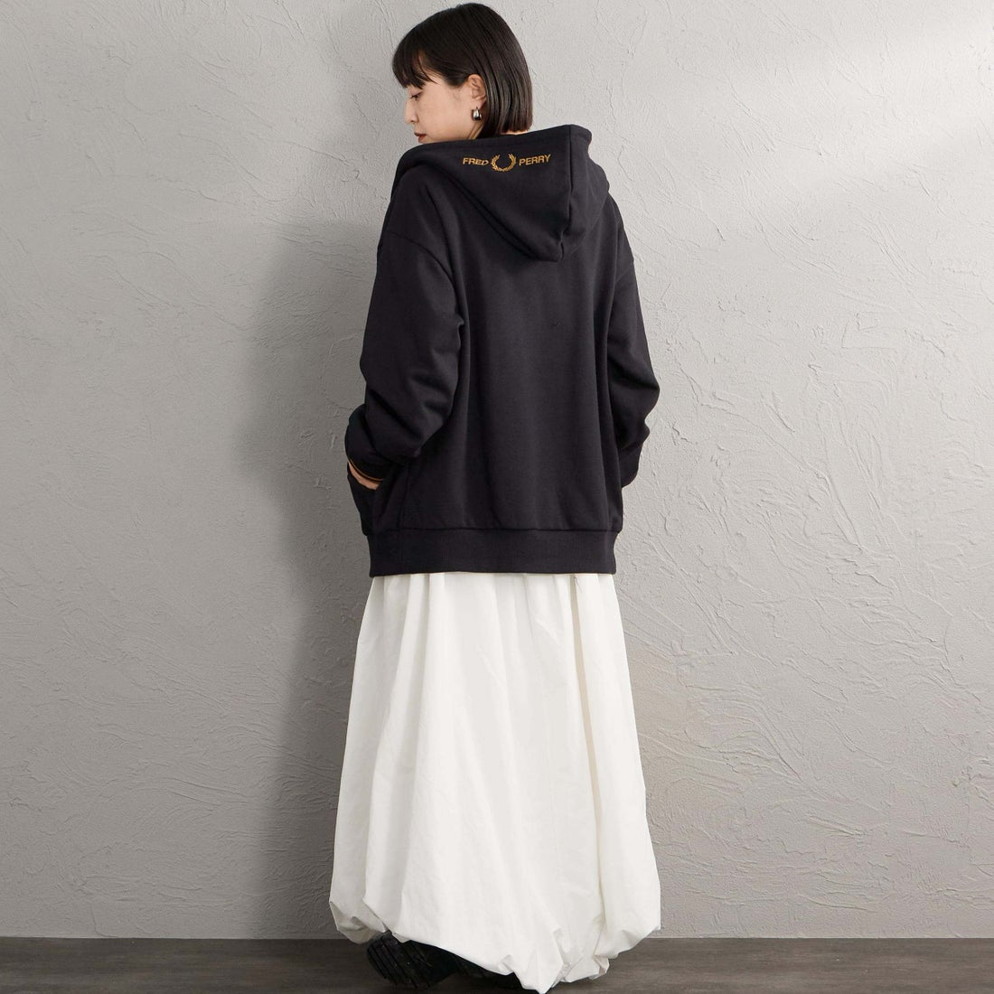 FRED PERRY [フレッドペリー] 別注 フードロゴ刺繍スウェットジップパーカー [FPM-26A-011JF] BLACK/DARK &&モデル身長：150cm 着用サイズ：S&&