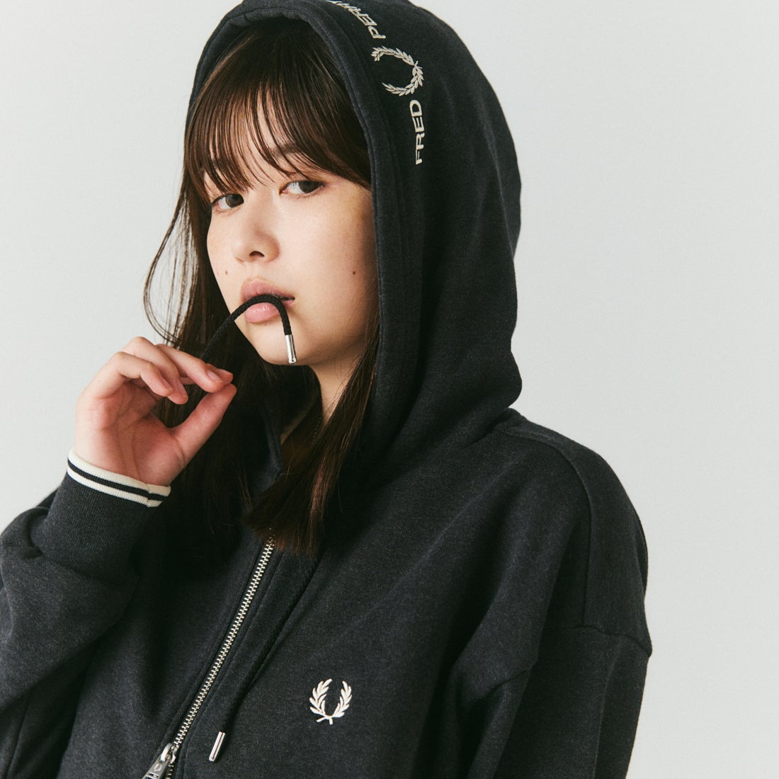 FRED PERRY [フレッドペリー] 別注 フードロゴ刺繍スウェットジップパーカー [FPM-26A-011JF] CHARCOAL M