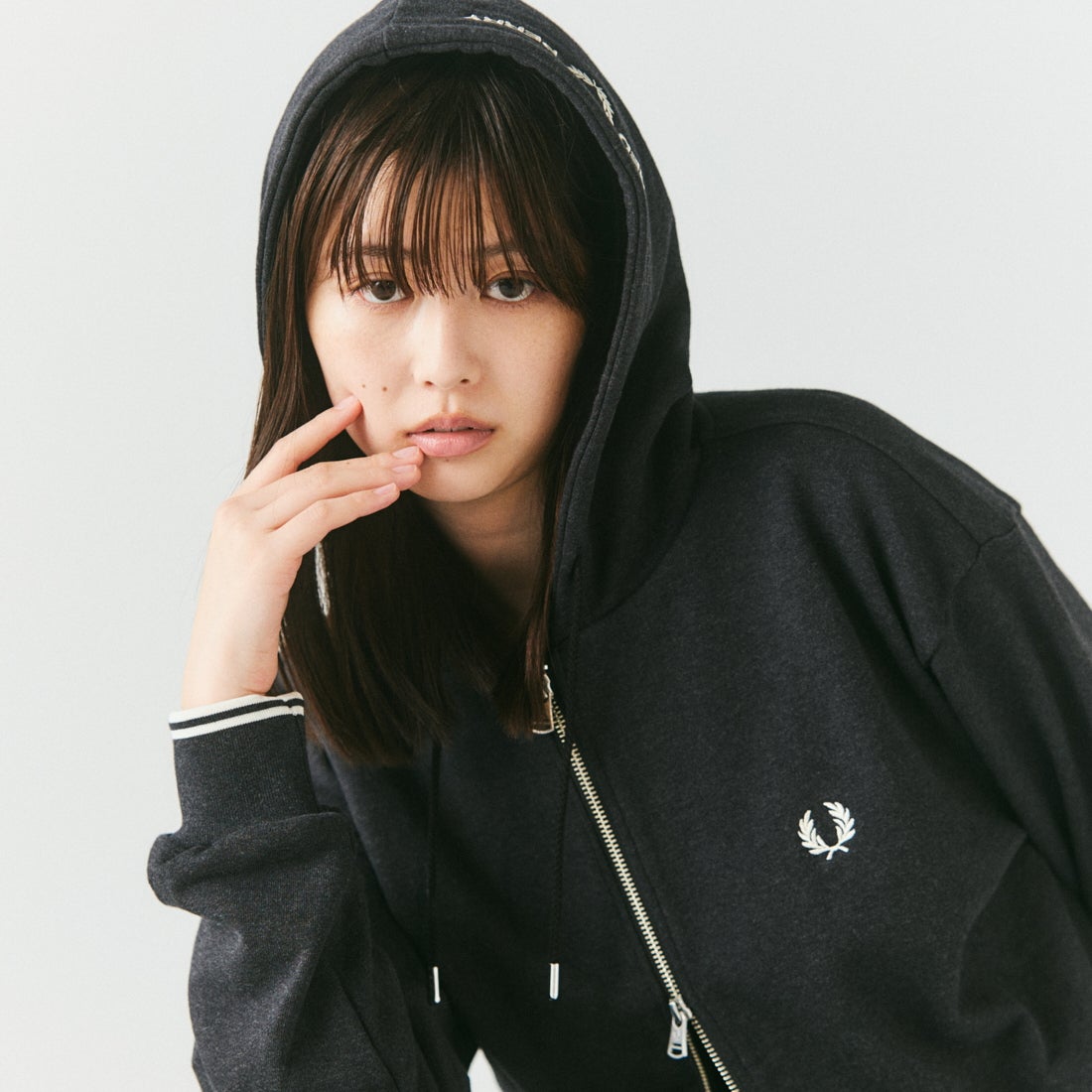 FRED PERRY [フレッドペリー] 別注 フードロゴ刺繍スウェットジップパーカー [FPM-26A-011JF] CHARCOAL M