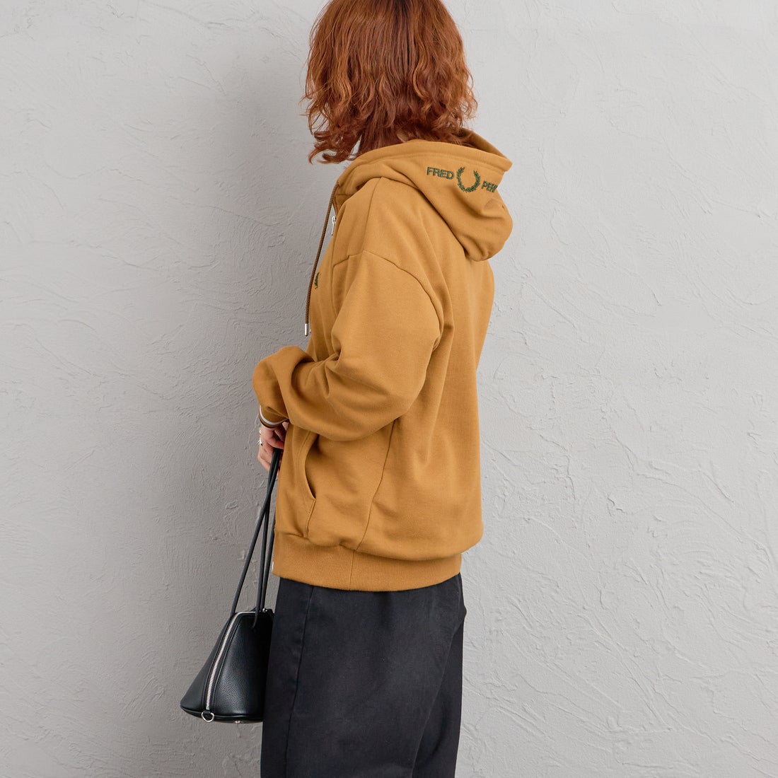FRED PERRY [フレッドペリー] 別注 フードロゴ刺繍スウェットジップパーカー [FPM-26A-011JF] DARK CARAM &&モデル身長：158cm 着用サイズ：S&&