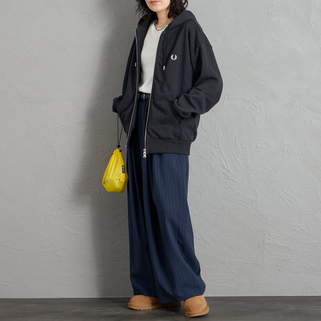 FRED PERRY [フレッドペリー] 別注 フードロゴ刺繍スウェットジップパーカー [FPM-26A-011JF] CHARCOAL M &&モデル身長：160cm 着用サイズ：S&&