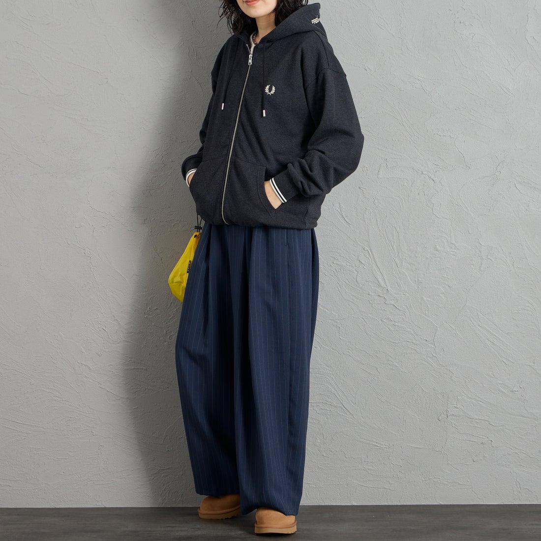 FRED PERRY [フレッドペリー] 別注 フードロゴ刺繍スウェットジップパーカー [FPM-26A-011JF] CHARCOAL M &&モデル身長：160cm 着用サイズ：S&&
