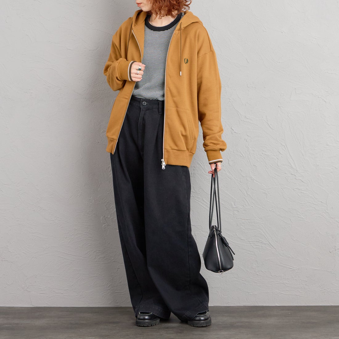 FRED PERRY [フレッドペリー] 別注 フードロゴ刺繍スウェットジップパーカー [FPM-26A-011JF] DARK CARAM &&モデル身長：158cm 着用サイズ：S&&