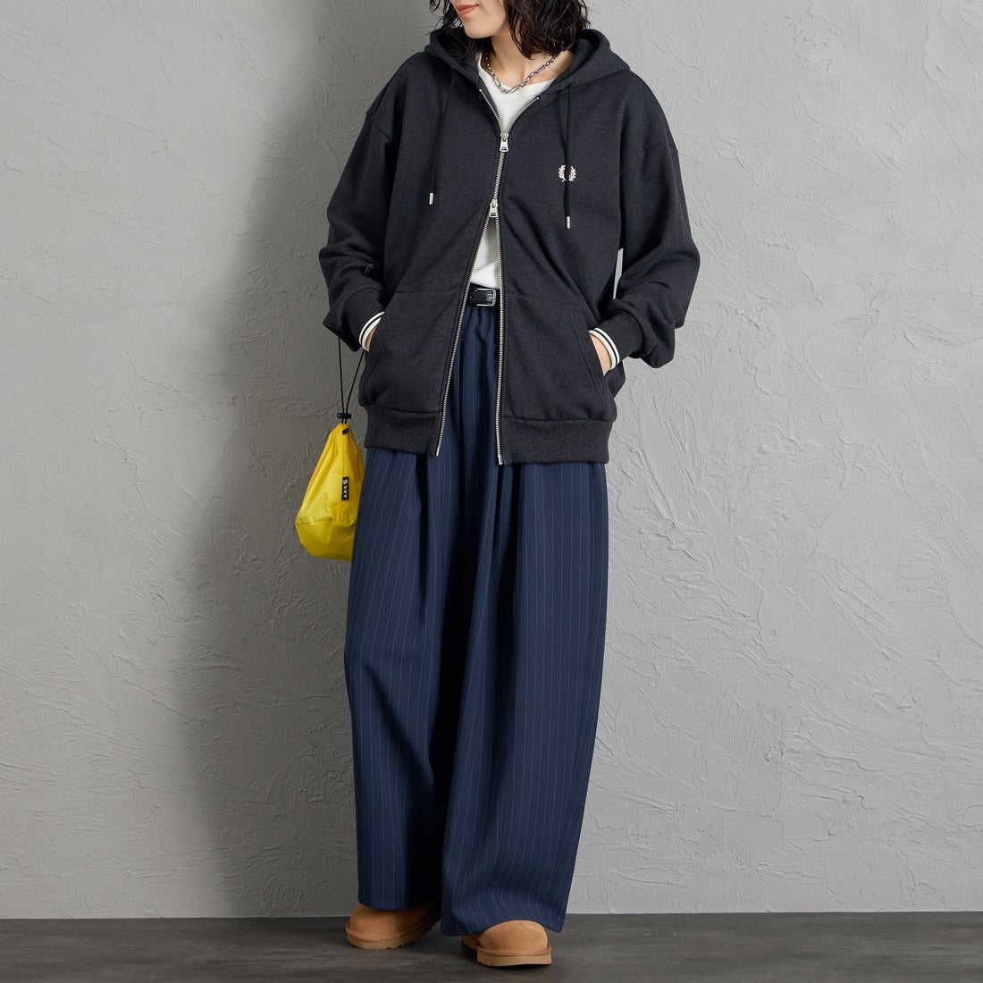 FRED PERRY [フレッドペリー] 別注 フードロゴ刺繍スウェットジップパーカー [FPM-26A-011JF] CHARCOAL M &&モデル身長：160cm 着用サイズ：S&&