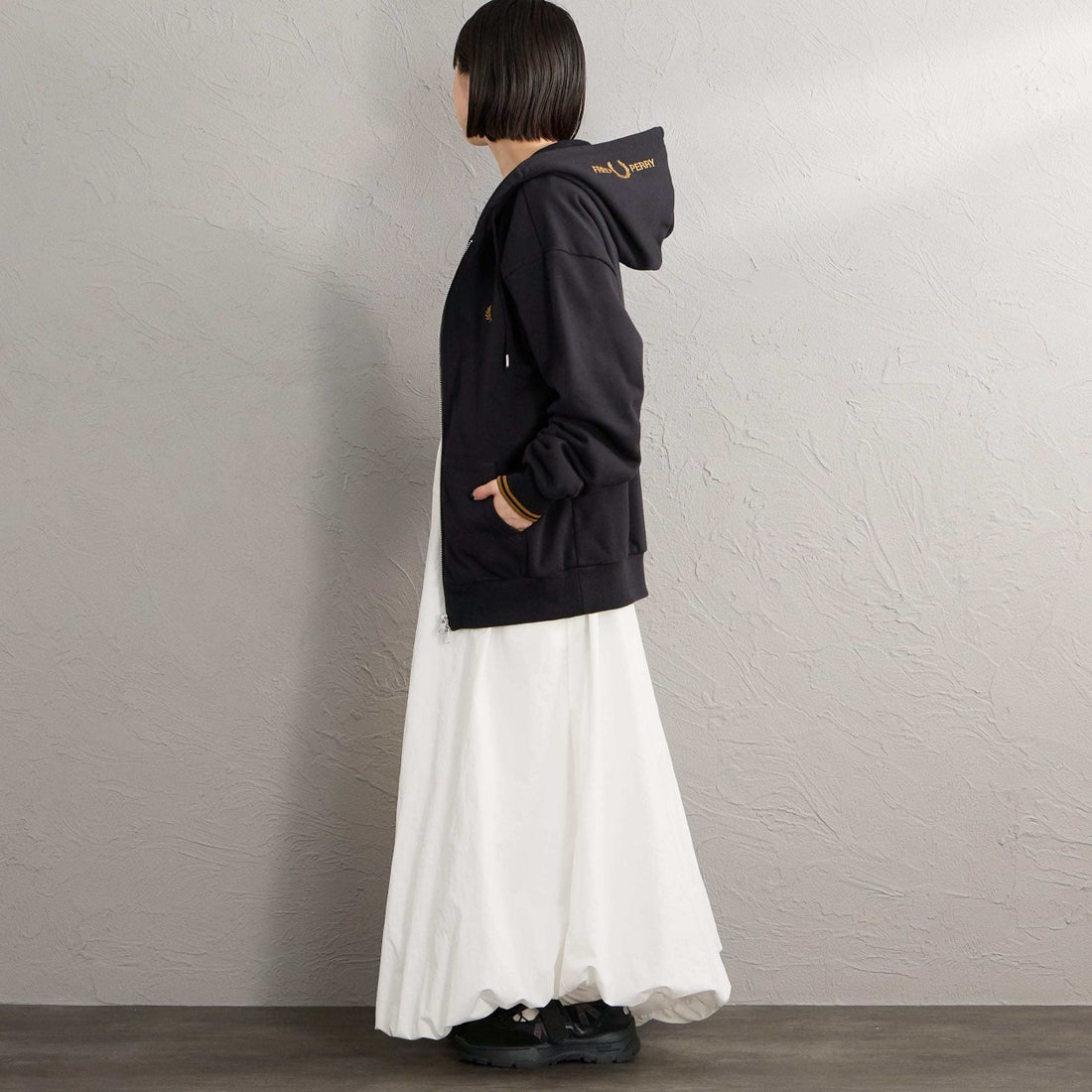 FRED PERRY [フレッドペリー] 別注 フードロゴ刺繍スウェットジップパーカー [FPM-26A-011JF] BLACK/DARK &&モデル身長：150cm 着用サイズ：S&&