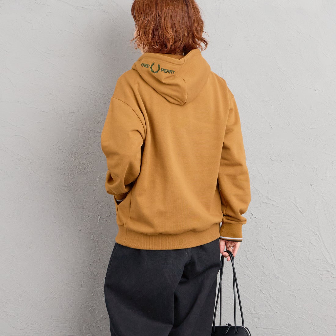 FRED PERRY [フレッドペリー] 別注 フードロゴ刺繍スウェットジップパーカー [FPM-26A-011JF] DARK CARAM &&モデル身長：158cm 着用サイズ：S&&