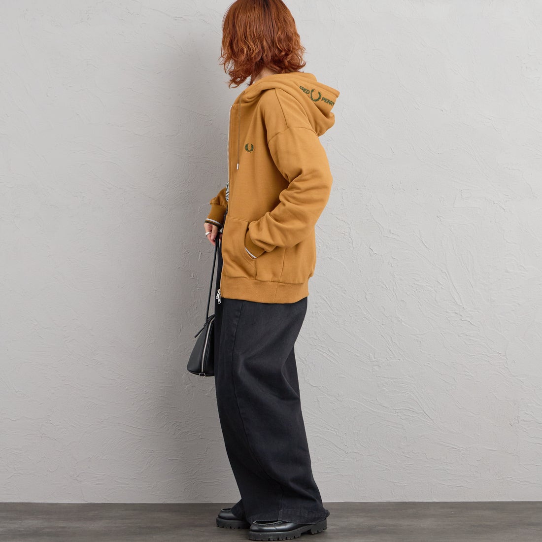 FRED PERRY [フレッドペリー] 別注 フードロゴ刺繍スウェットジップパーカー [FPM-26A-011JF] DARK CARAM &&モデル身長：158cm 着用サイズ：S&&