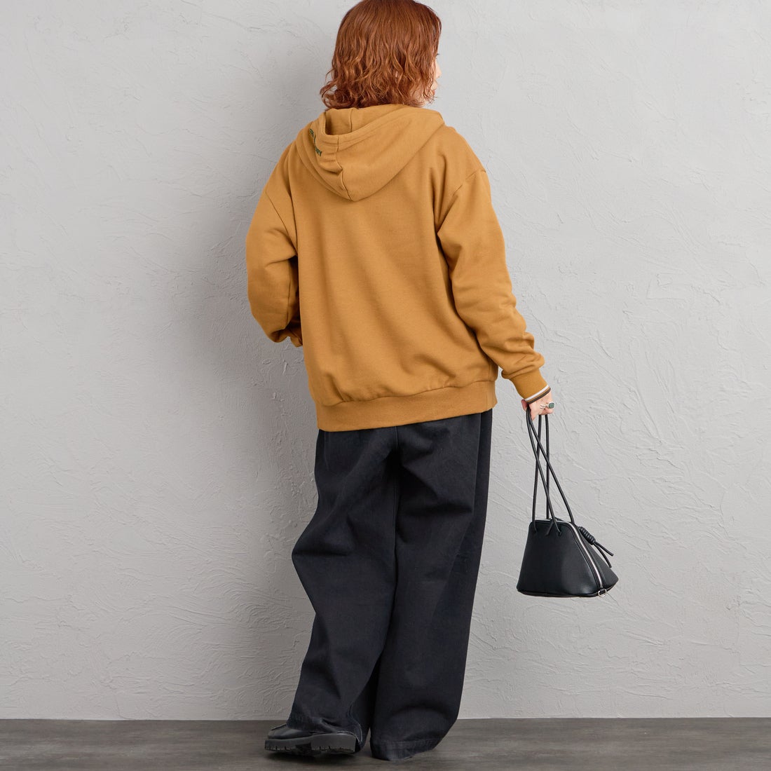 FRED PERRY [フレッドペリー] 別注 フードロゴ刺繍スウェットジップパーカー [FPM-26A-011JF] DARK CARAM &&モデル身長：158cm 着用サイズ：S&&