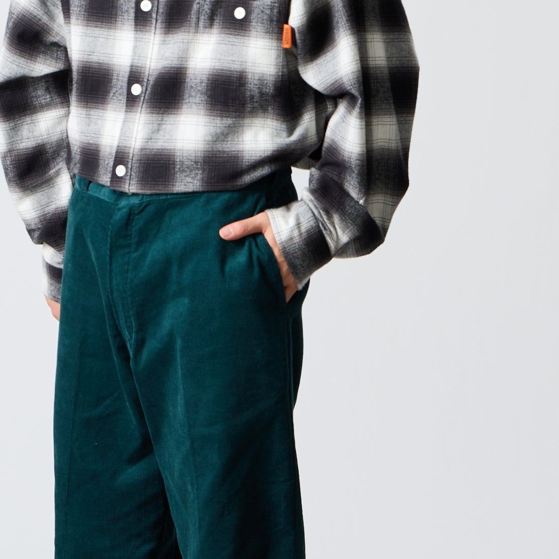 Dickies [ディッキーズ] 別注 コーデュロイグランパパンツ [263M401IN01-JF] D.GREEN &&モデル身長：177cm 着用サイズ：L&&