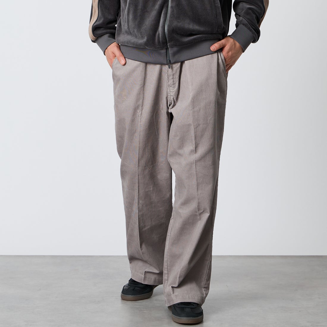 Dickies [ディッキーズ] 別注 コーデュロイグランパパンツ [263M401IN01-JF] L.GREY &&モデル身長：177cm 着用サイズ：L&&