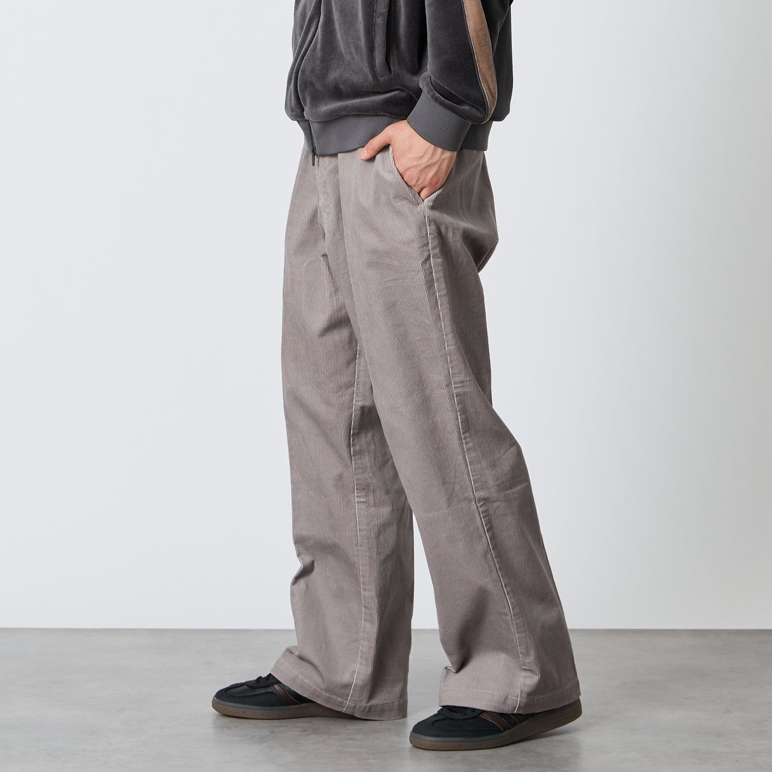 Dickies [ディッキーズ] 別注 コーデュロイグランパパンツ [263M401IN01-JF] L.GREY &&モデル身長：177cm 着用サイズ：L&&