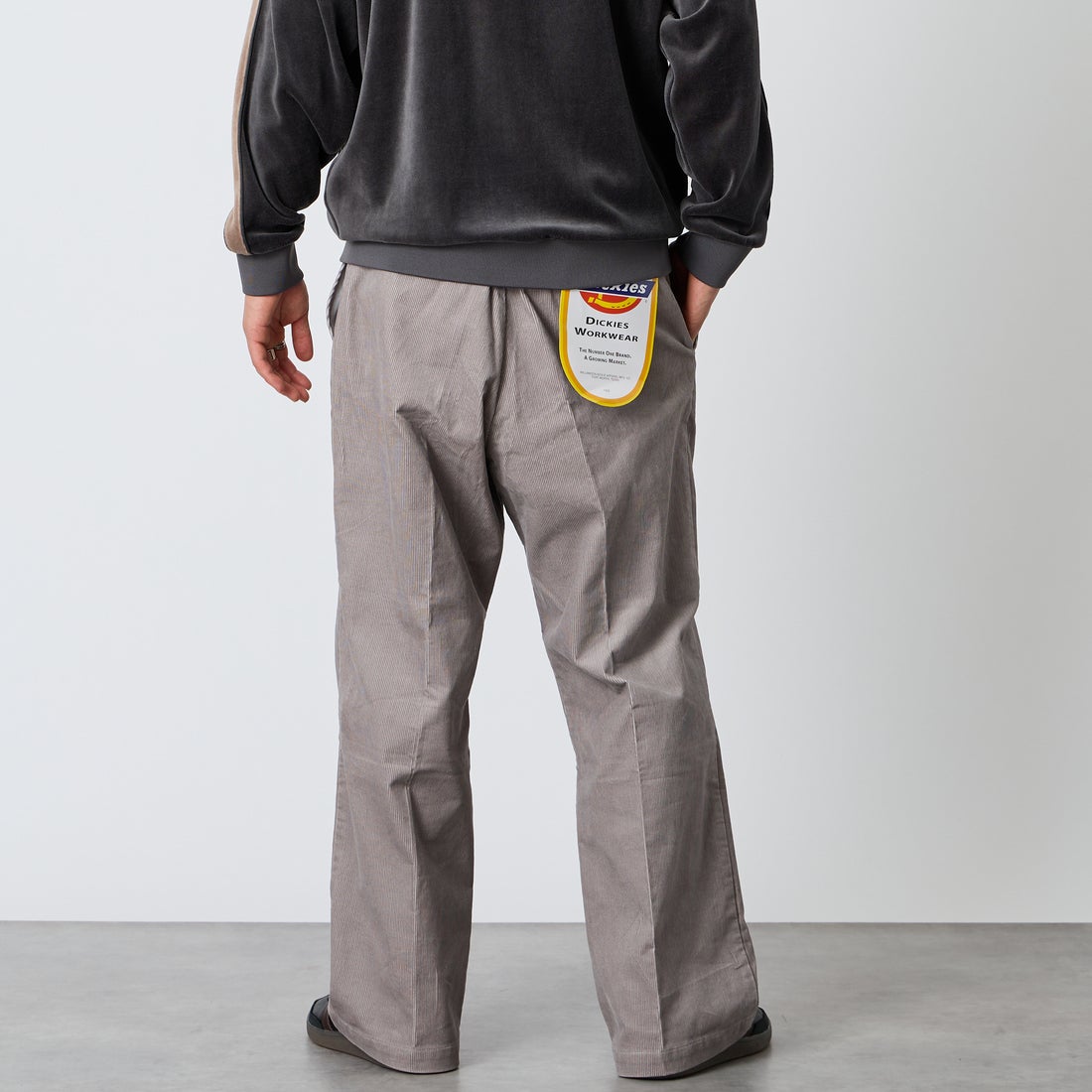Dickies [ディッキーズ] 別注 コーデュロイグランパパンツ [263M401IN01-JF] L.GREY &&モデル身長：177cm 着用サイズ：L&&