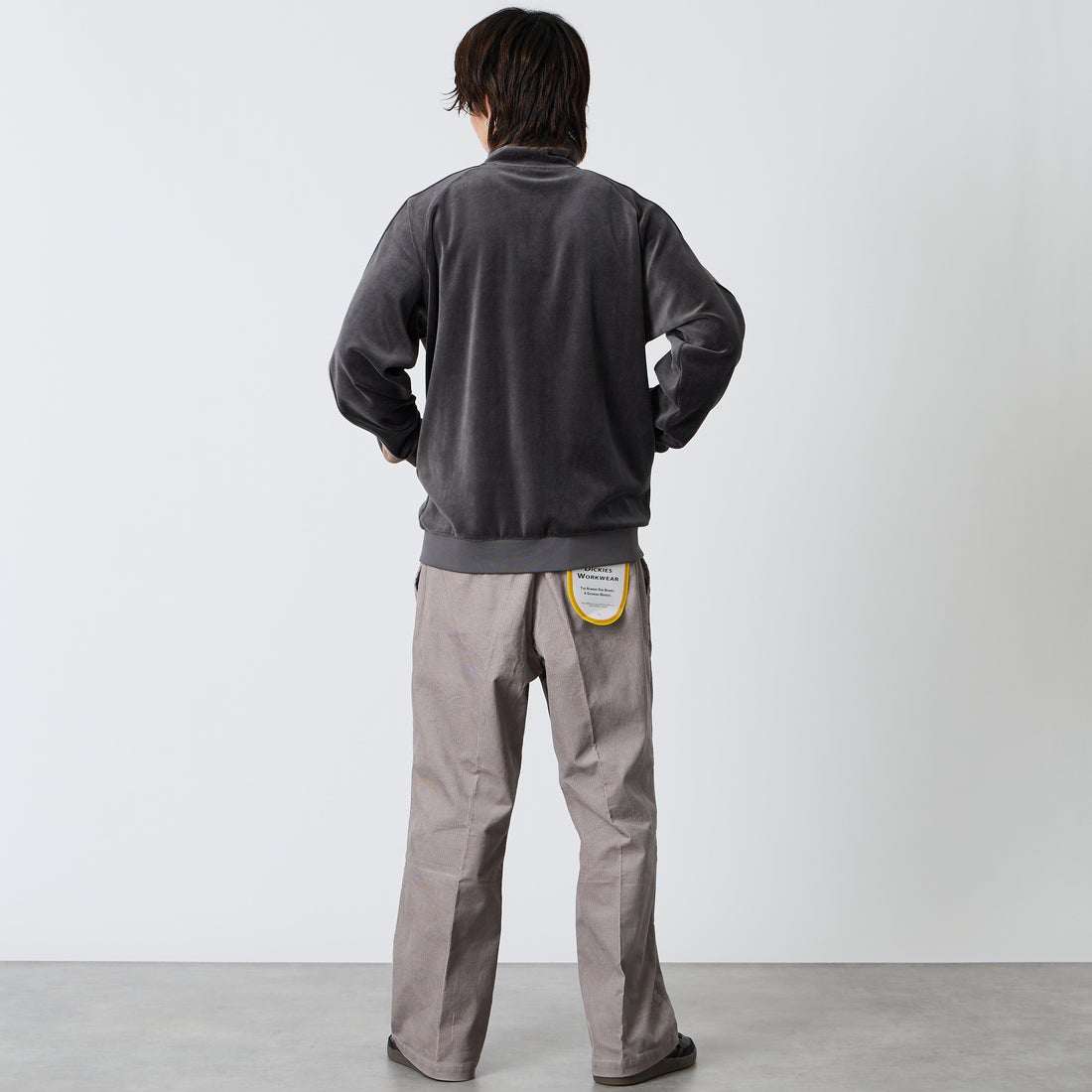 Dickies [ディッキーズ] 別注 コーデュロイグランパパンツ [263M401IN01-JF] L.GREY &&モデル身長：177cm 着用サイズ：L&&