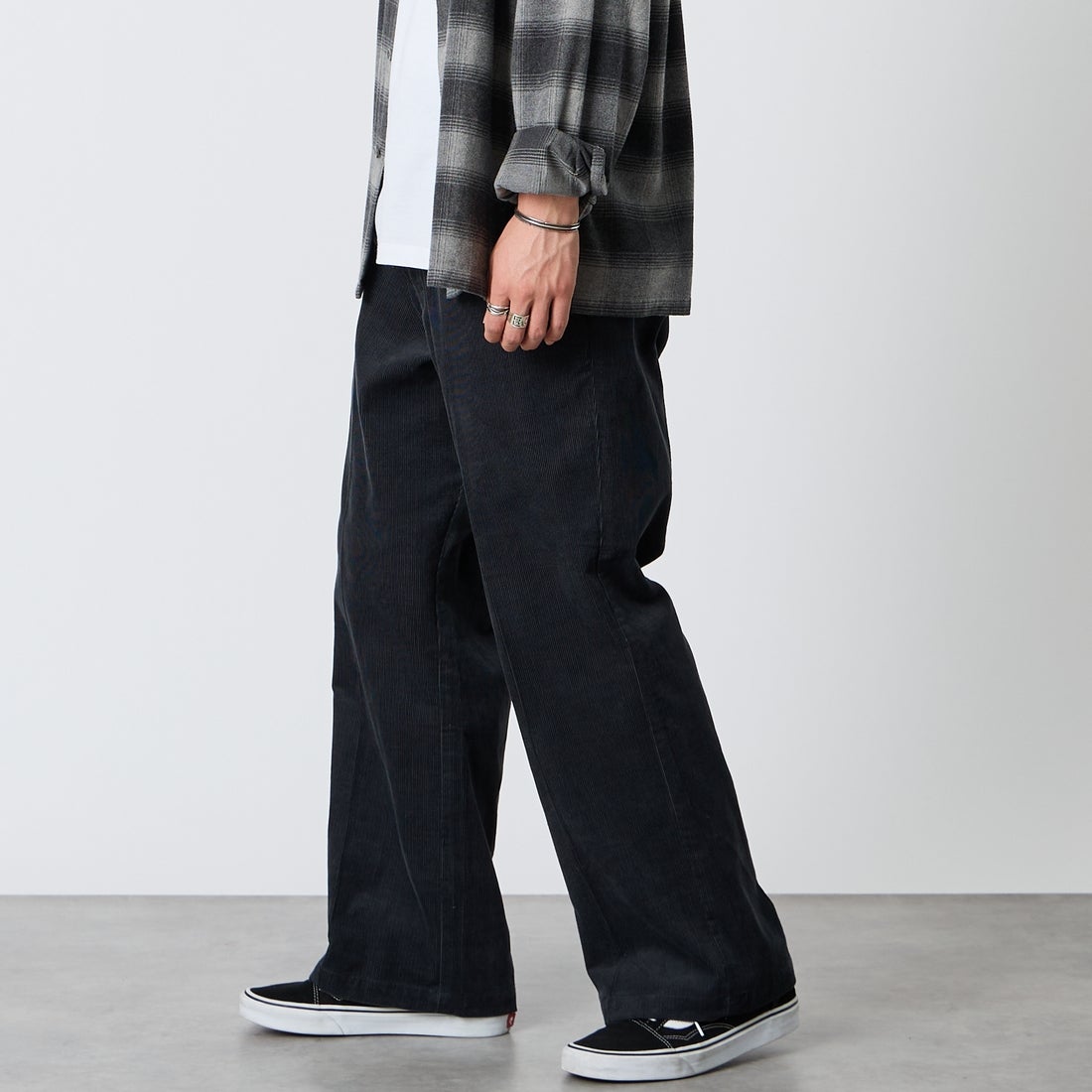Dickies [ディッキーズ] 別注 コーデュロイグランパパンツ [263M401IN01-JF] GREY &&モデル身長：177cm 着用サイズ：L&&
