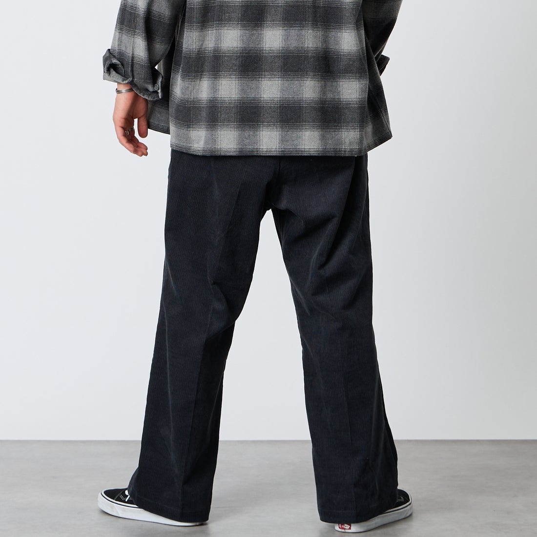 Dickies [ディッキーズ] 別注 コーデュロイグランパパンツ [263M401IN01-JF] GREY &&モデル身長：177cm 着用サイズ：L&&