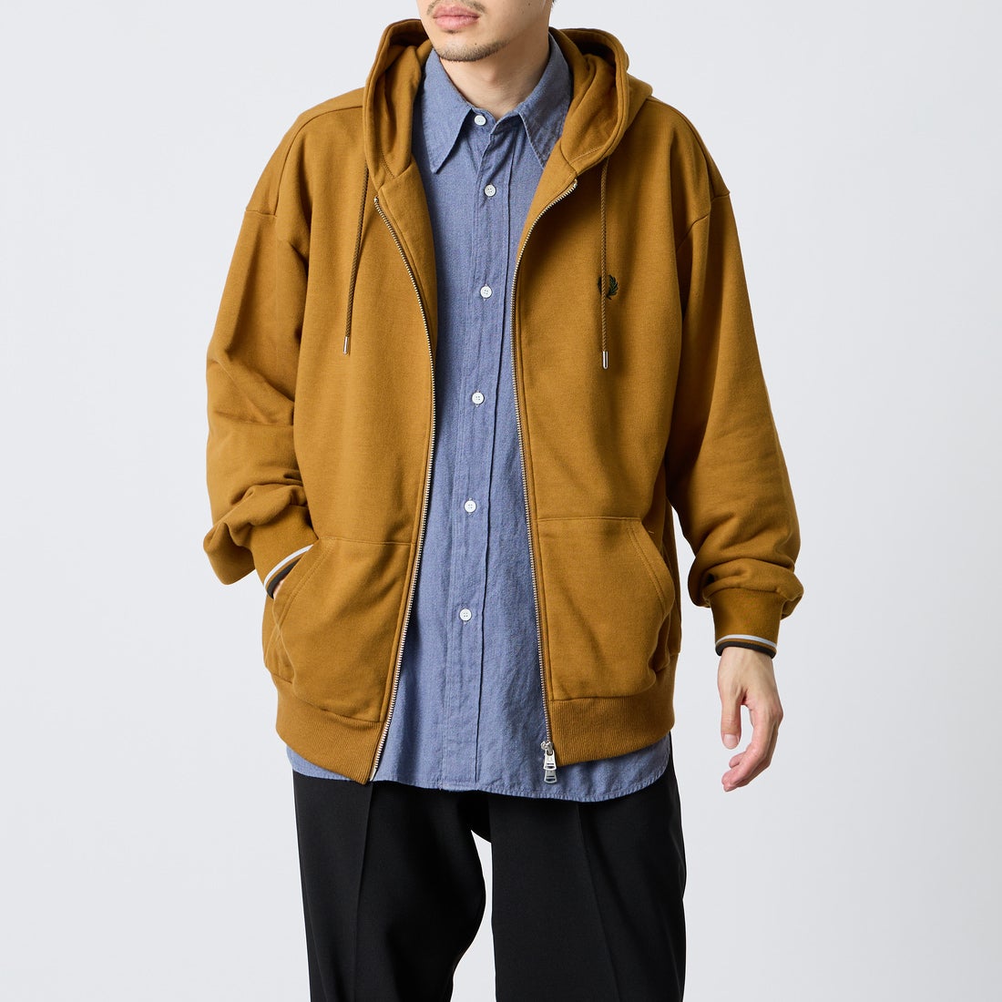 FRED PERRY [フレッドペリー] 別注 フードロゴ刺繍スウェットジップパーカー [FPM-26A-011JF] DARK CARAM &&モデル身長：168cm 着用サイズ：L&&