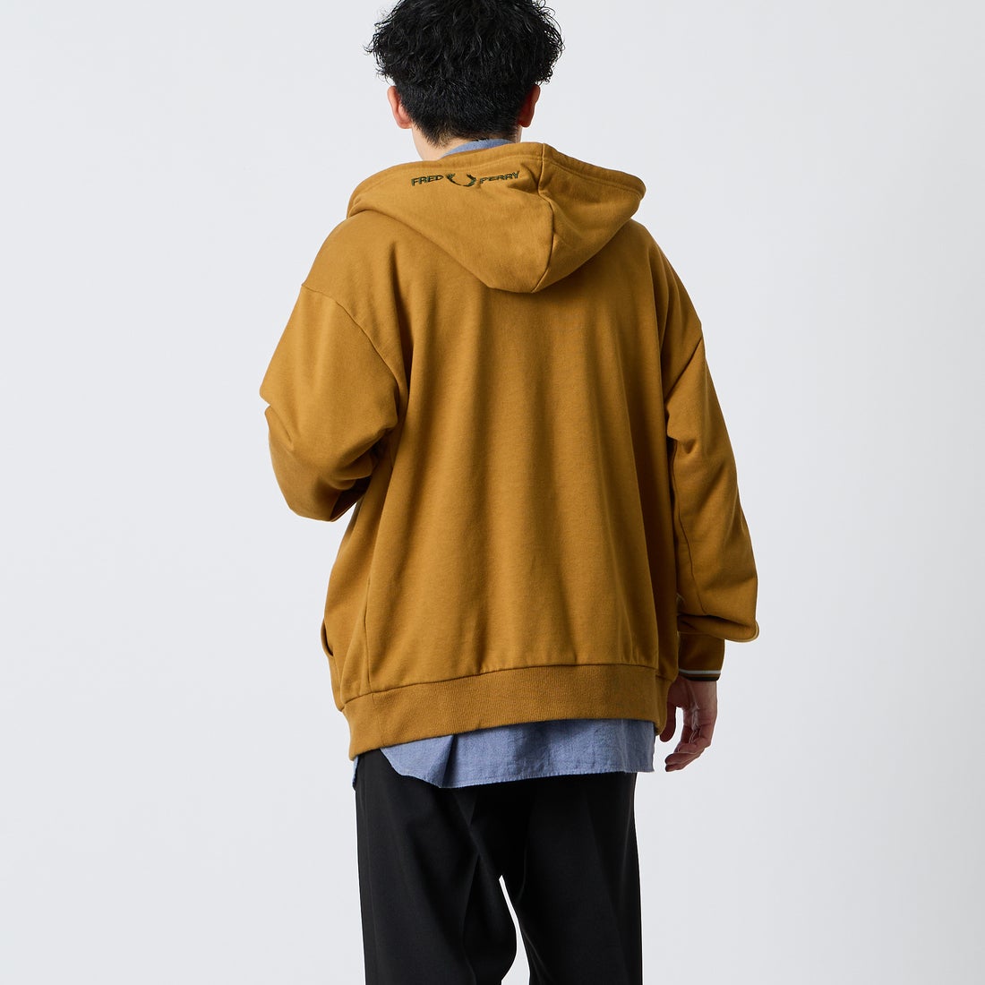 FRED PERRY [フレッドペリー] 別注 フードロゴ刺繍スウェットジップパーカー [FPM-26A-011JF] DARK CARAM &&モデル身長：168cm 着用サイズ：L&&