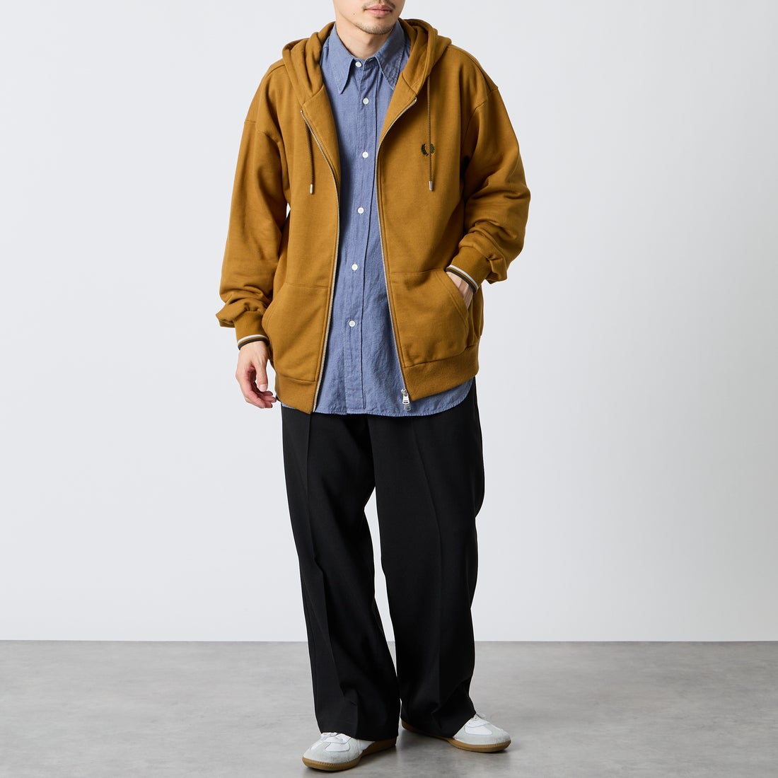 FRED PERRY [フレッドペリー] 別注 フードロゴ刺繍スウェットジップパーカー [FPM-26A-011JF] DARK CARAM &&モデル身長：168cm 着用サイズ：L&&