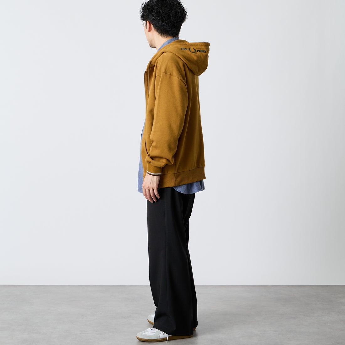 FRED PERRY [フレッドペリー] 別注 フードロゴ刺繍スウェットジップパーカー [FPM-26A-011JF] DARK CARAM &&モデル身長：168cm 着用サイズ：L&&