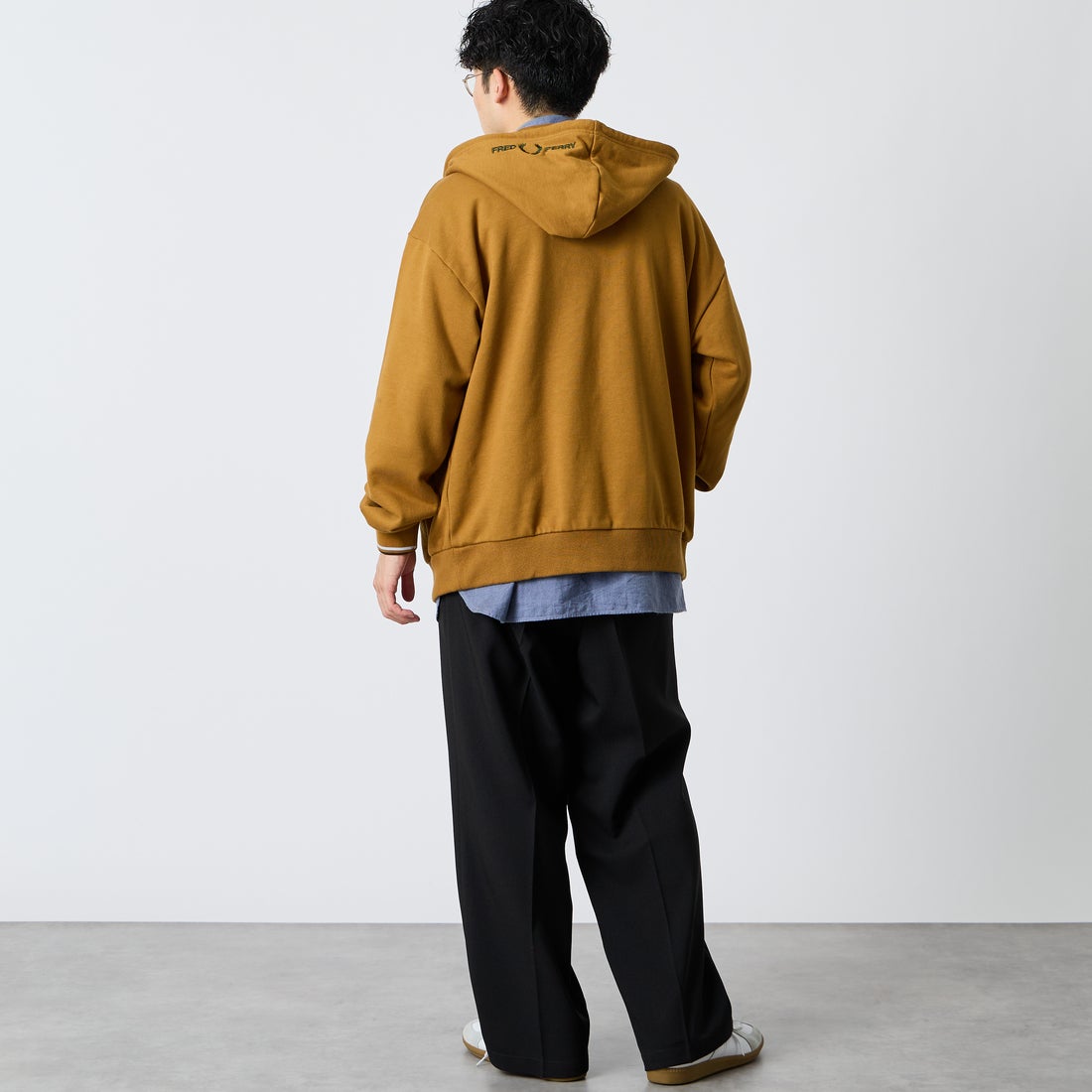 FRED PERRY [フレッドペリー] 別注 フードロゴ刺繍スウェットジップパーカー [FPM-26A-011JF] DARK CARAM &&モデル身長：168cm 着用サイズ：L&&