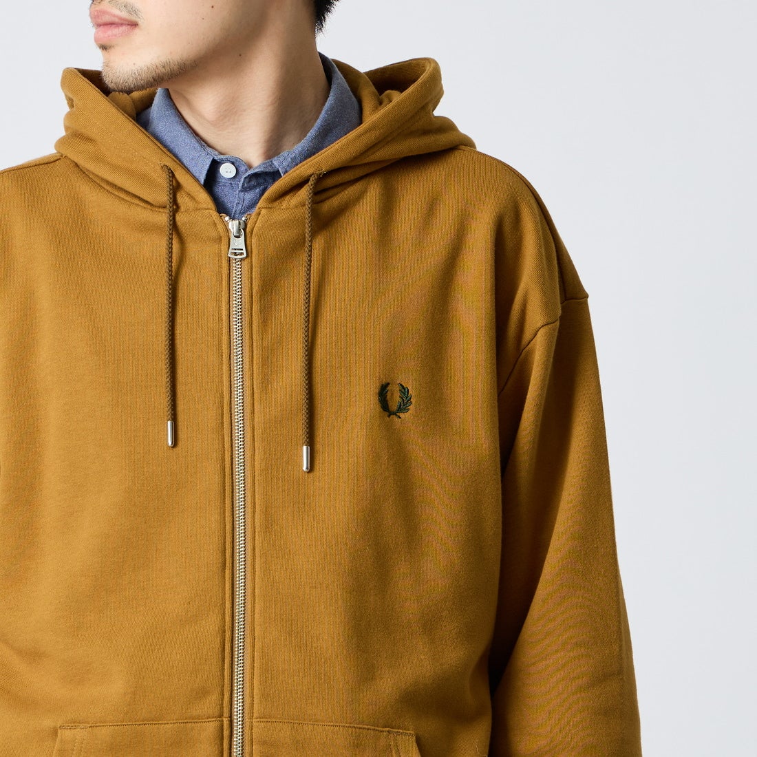 FRED PERRY [フレッドペリー] 別注 フードロゴ刺繍スウェットジップパーカー [FPM-26A-011JF] DARK CARAM &&モデル身長：168cm 着用サイズ：L&&
