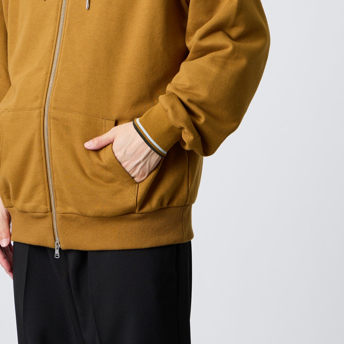 FRED PERRY [フレッドペリー] 別注 フードロゴ刺繍スウェットジップパーカー [FPM-26A-011JF] DARK CARAM &&モデル身長：168cm 着用サイズ：L&&