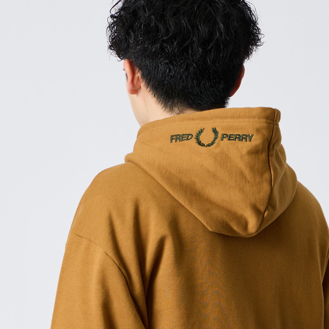 FRED PERRY [フレッドペリー] 別注 フードロゴ刺繍スウェットジップパーカー [FPM-26A-011JF] DARK CARAM &&モデル身長：168cm 着用サイズ：L&&