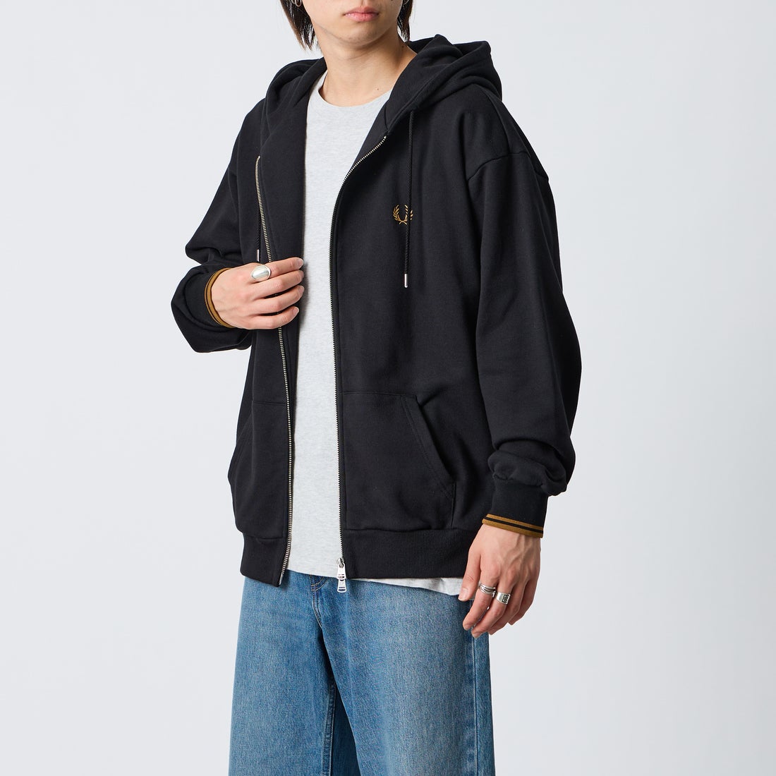 FRED PERRY [フレッドペリー] 別注 フードロゴ刺繍スウェットジップパーカー [FPM-26A-011JF] BLACK/DARK &&モデル身長：177cm 着用サイズ：L&&