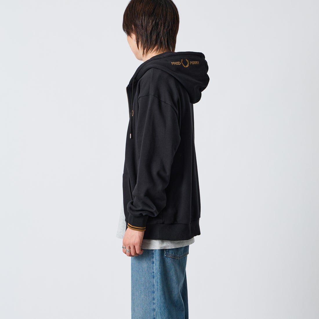 FRED PERRY [フレッドペリー] 別注 フードロゴ刺繍スウェットジップパーカー [FPM-26A-011JF] BLACK/DARK &&モデル身長：177cm 着用サイズ：L&&