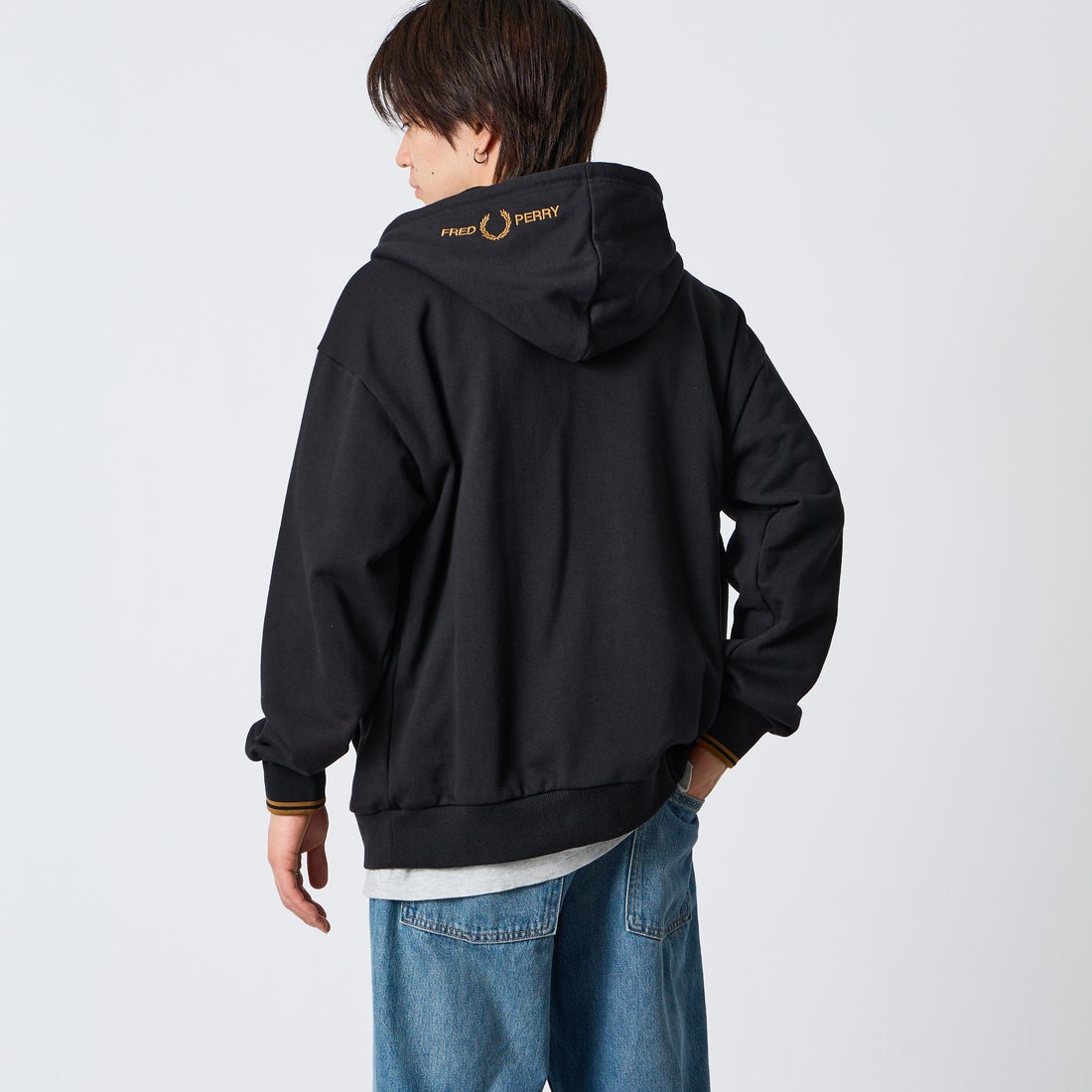FRED PERRY [フレッドペリー] 別注 フードロゴ刺繍スウェットジップパーカー [FPM-26A-011JF] BLACK/DARK &&モデル身長：177cm 着用サイズ：L&&
