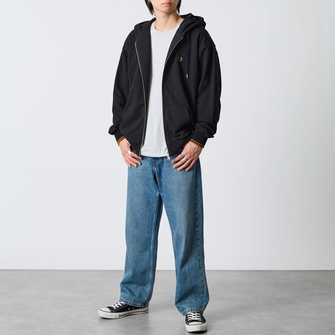 FRED PERRY [フレッドペリー] 別注 フードロゴ刺繍スウェットジップパーカー [FPM-26A-011JF] BLACK/DARK &&モデル身長：177cm 着用サイズ：L&&