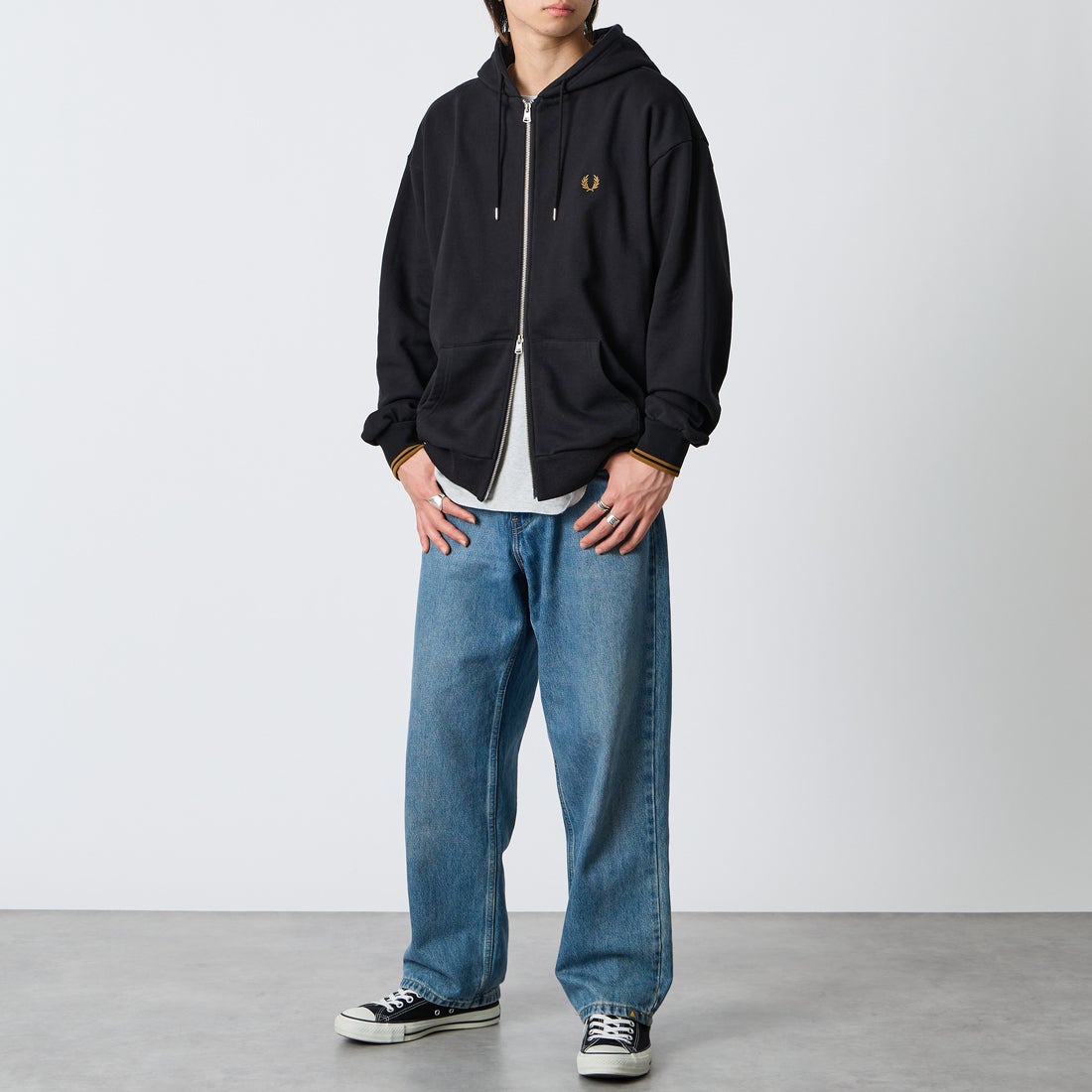 FRED PERRY [フレッドペリー] 別注 フードロゴ刺繍スウェットジップパーカー [FPM-26A-011JF] BLACK/DARK &&モデル身長：177cm 着用サイズ：L&&