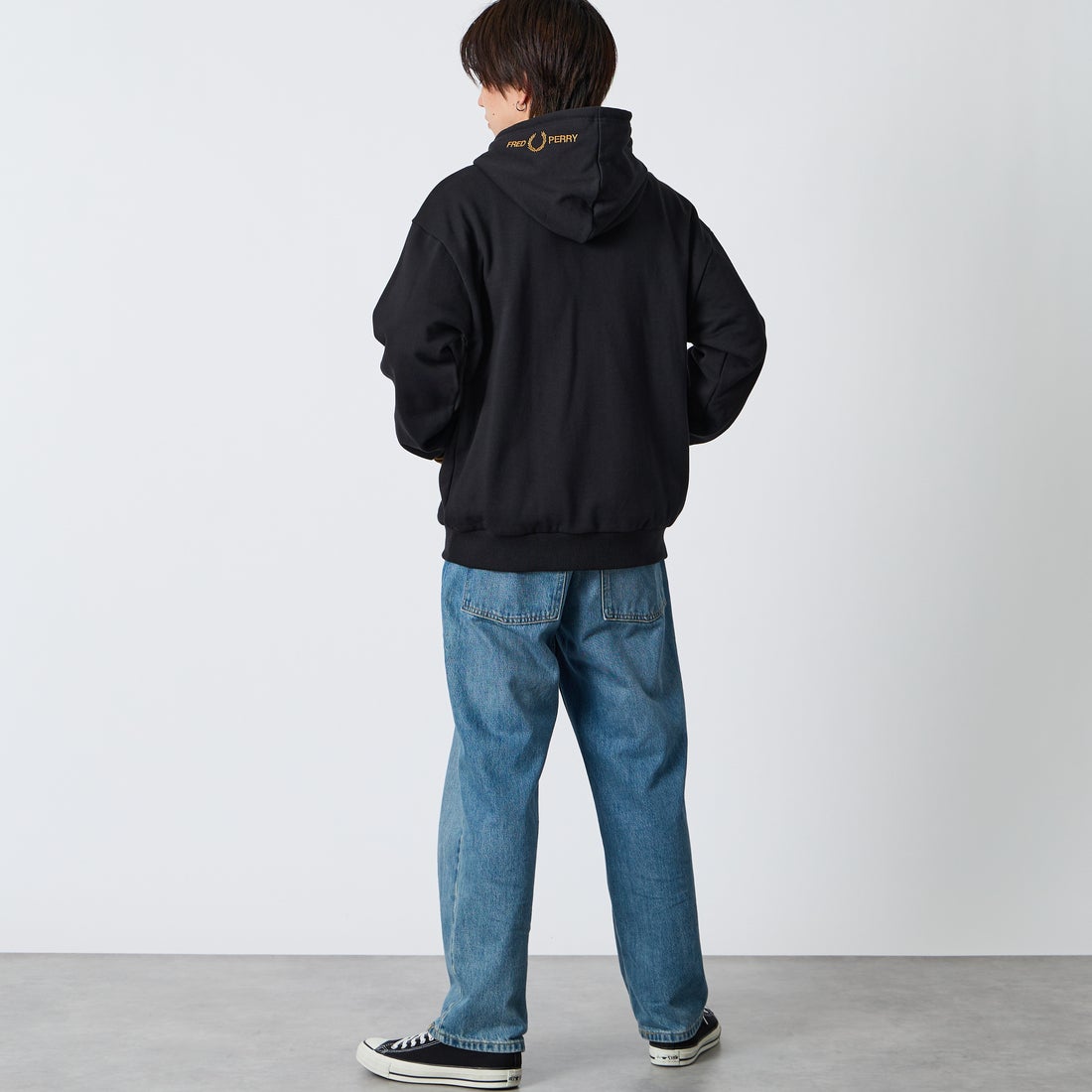 FRED PERRY [フレッドペリー] 別注 フードロゴ刺繍スウェットジップパーカー [FPM-26A-011JF] BLACK/DARK &&モデル身長：177cm 着用サイズ：L&&