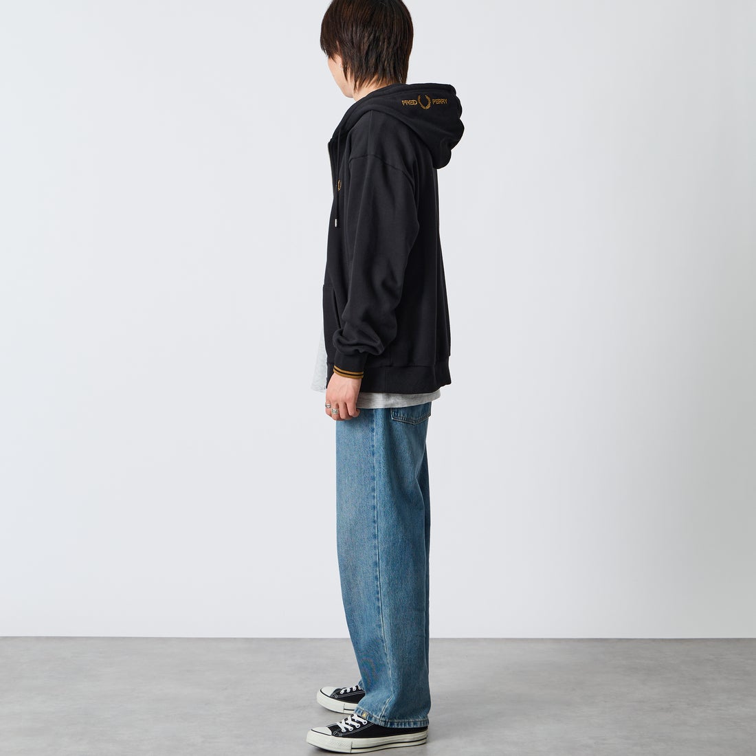FRED PERRY [フレッドペリー] 別注 フードロゴ刺繍スウェットジップパーカー [FPM-26A-011JF] BLACK/DARK &&モデル身長：177cm 着用サイズ：L&&