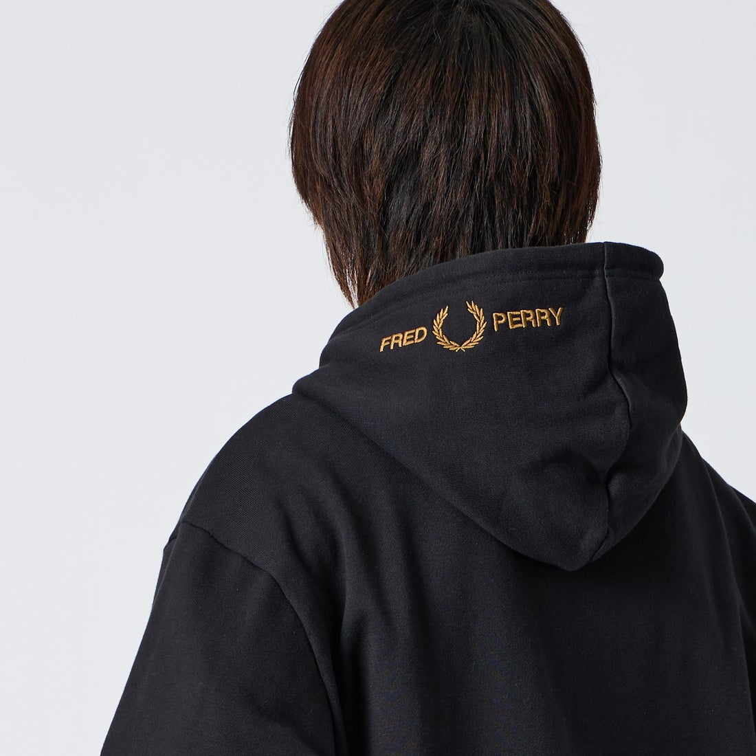 FRED PERRY [フレッドペリー] 別注 フードロゴ刺繍スウェットジップパーカー [FPM-26A-011JF] BLACK/DARK &&モデル身長：177cm 着用サイズ：L&&