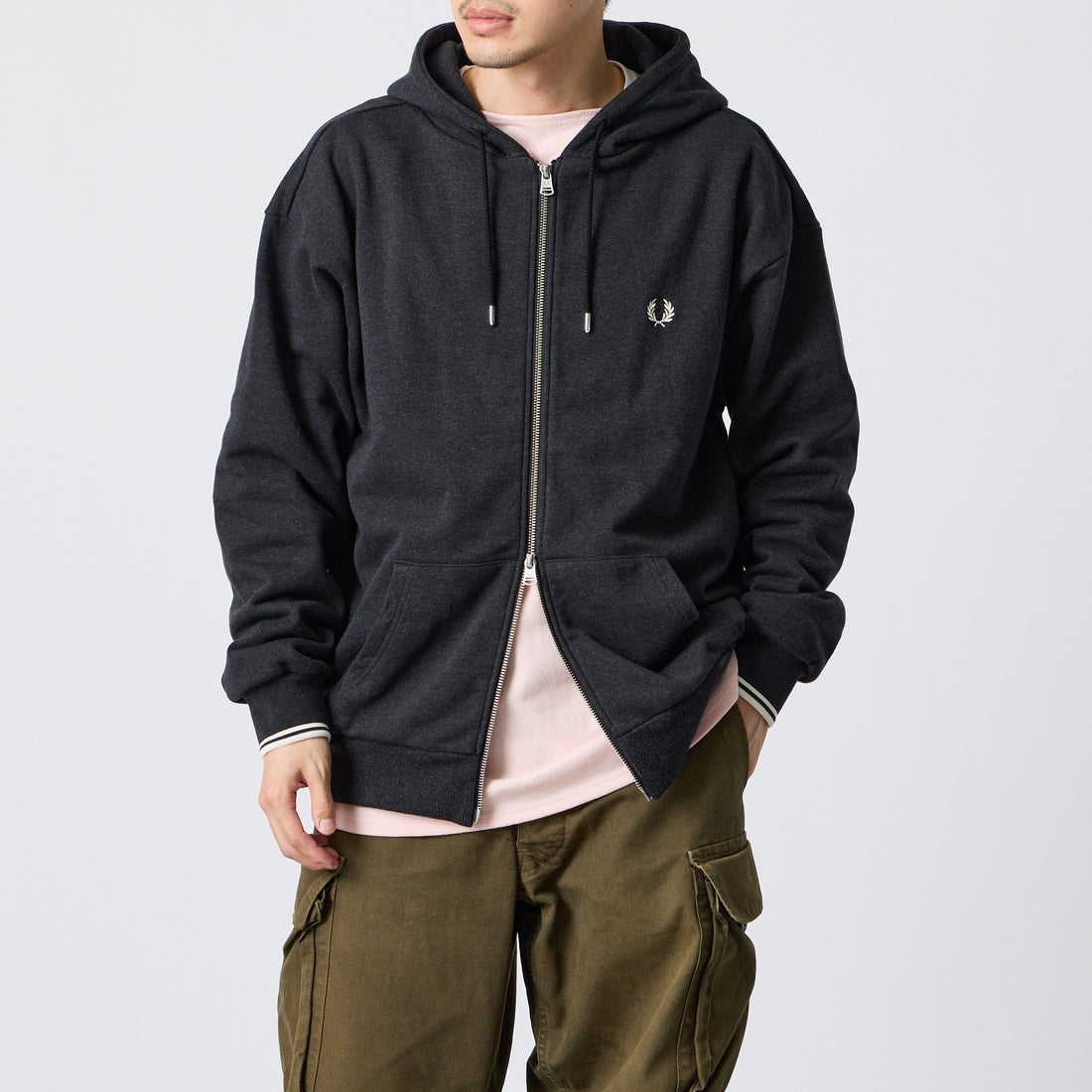 FRED PERRY [フレッドペリー] 別注 フードロゴ刺繍スウェットジップパーカー [FPM-26A-011JF] CHARCOAL M &&モデル身長：168cm 着用サイズ：L&&